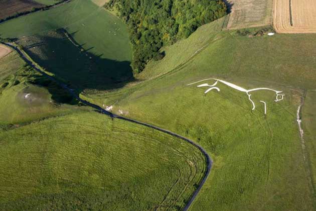 Blick aus der Luft auf das Uffington White Horse und den Dragon Hill (links). Copyright: A. Müller, grenzwissenschaft-aktuell.de