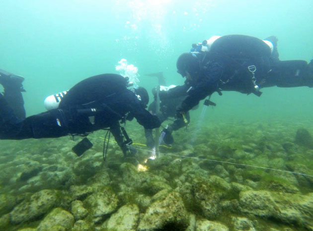 Taucher untersuchen einen der rätselhaften “Hügli” im Bodensee. Copyright/Quelle: Amt für Archäologie Thurgau