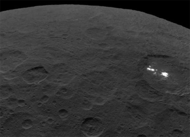 Blick auf die Oberfläche des Zwergplaneten Ceres mit seinen markanten hellen Flecken im Innern des Occazor-Kraters. Copyright: NASA/JPL-Caltech/UCLA/MPS/DLR/IDA