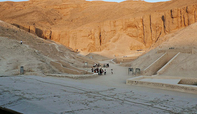 Blick auf die Eingänge zu den Gräbern des Tutanchamun und Ramses V., Ramses VI. und Amenmesse) im Tal der Könige.Copyright: Alberto-g-rovi (via WikimediaCommons), CC BY-SA 3.0