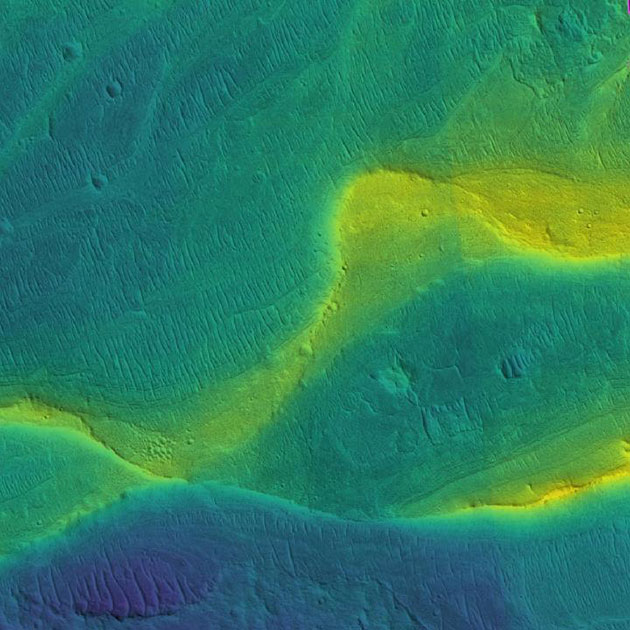 Satellitenaufnahme (Mars Reconnaissance Orbiter) des Flussbettes eines einstigen Marsflusses mit farbkodierter Höhenabbildung des Gelände (blau = niedrig, gelb = hoch). Copyright: NASA/JPL/Univ. Arizona/UChicago