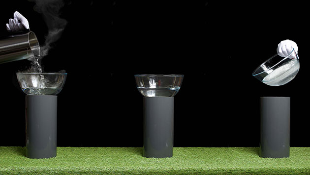 Kochendes Wasser bei Zimmertemperatur ohne Energieaufwand zu Eis erstarren lassen. Mit dem neuen Verfahren wäre diese physikalische Zauberei derzeit zumindest theoretisch möglich (Illu). Copyright: A. Schilling, A.C. Mangham)