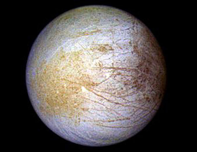 In dieser Galileo-Aufnahme des Jupitermondes Europa zeichnet sich die geologisch chaotische Tara Regio als gelblicher Bereich links der Bildmitte ab. Copyright: NASA/JPL /Universität von Arizona