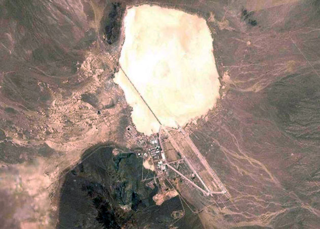 Satellitenaufnahme des Groom-Lake-Salzsee mitsamt dem Luftwaffenübungsgelände Nellis Range, die auch die „Area 51“ beiheimatet. Copyright: NASA/Gemeinfrei