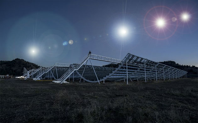 Künstlerische Darstellung unterschiedlicher Radioblitze über der kanadischen CHIME-Teleskopanlage (Illu.) Copyright: GreWi.de (mit Bildmaterial der CHIME Collaboration)