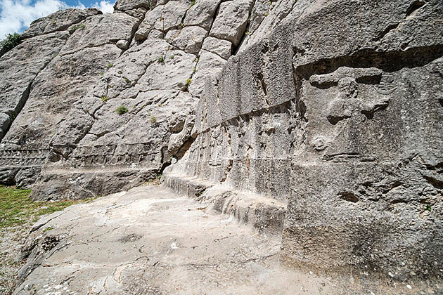 Wand an der westlichen Innenseite von Kammer A mit 12 identischen Göttern (Reliefs 1–12) ganz links und Relief 34, dem Sonnengott des Himmels, rechts. Copyright: Luwian Studies