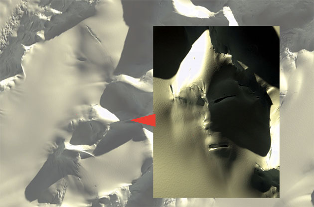 Satellitenaufnahme des gesichtsartigen Geländestruktur in der Antarktis mit um 180 Grad gedrehter Ausschnittsvergrößerung. Quelle: GoogleEarth