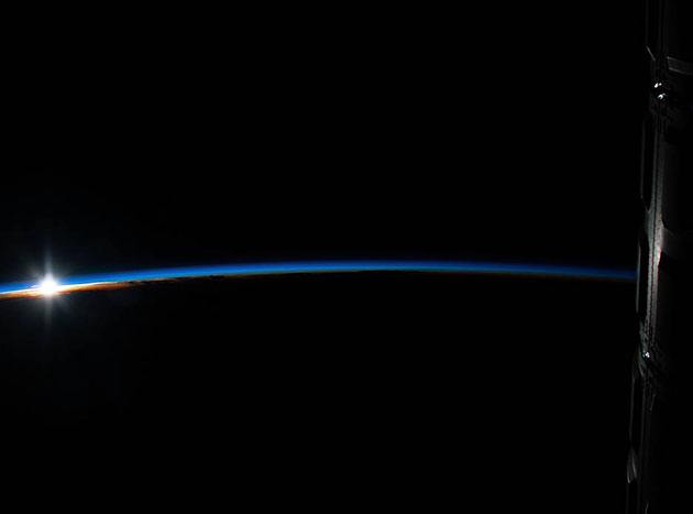 Die ersten Sonnenstrahlen offenbaren die blau-schimmernde Atmosphäre über Indonesien aus Sicht der Internationalen Raumstation (ISS). Copyright: NASA