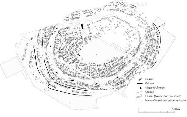 Archäomagentischer Plan der Tripolye-Siedlung Maidanetske (Ukraine) aus der Zeit zwischen ca. 3950 und 3650 v. Chr. Ca. 3000 Häuser und zugehörige Gruben waren in konzentrischen Reihen um einen leeren Platz gruppiert und von einem Graben umgeben. Die kupferzeitlichen Versammlungshäuser (schwarz) sind in regelmäßigen Abständen an unterschiedlichen Stellen im öffentlichen Raum der Siedlung platziert. Copyright/Quelle: Umzeichnung René Ohlrau, Institut für Ur- und Frühgeschichte, Christian-Albrechts-Universität zu Kiel