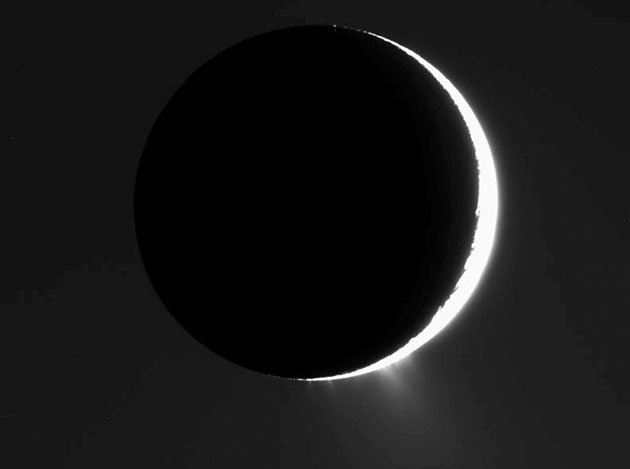 Cassini-Aufnahme des Saturnmondes Enceladus von 2007. Im Gegenlicht werden die Eisfontänen am Südpol des Mondes sichtbar. Copyright: NASA/JPL/Space Science Institute