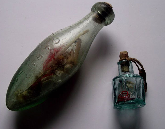 Eine mit aktuell gefundenen vergleichbare Hexenflasche (l.). Copyright/Quelle: Malcolm Lidbury (via WikimediaCommons) / CC BY-SA 3.0
