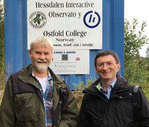 Prof. Hakan Kayal (r.) von der Universität Würzburg gemeinsam mit dem Leiter des Hessdalen-Forschungsprogramms Erling Strand vor der „Blue Box“, der automatisierten Beobachtungsstation für die Hessdalen-Phänomene. Copyright: H. Kayal
