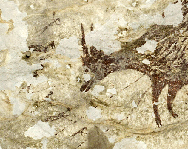 Kleine Mischwesen aus Tier und Mensch (l.) jagen einen Büffel. Felszeichnung aus einer Höhle auf Sulawesi. Copyright/Quelle: Endra / Griffith University