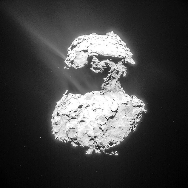Gas und Staub steigen von der Oberfläche des Kometen 67P/Churyumov-Gerasimenko auf, während sich der Komet dem sonnennächsten Punkt auf seiner Umlaufbahn näherte. Copyright: ESA/Rosetta/NAVCAM