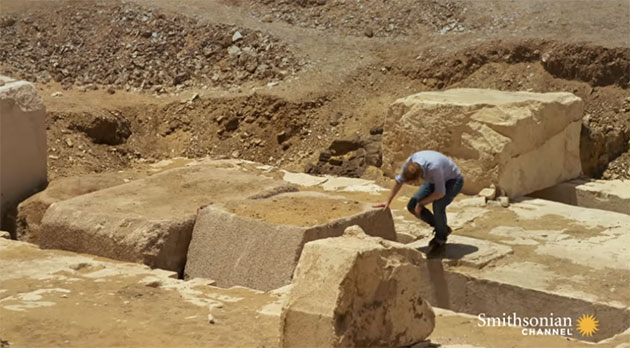 Ein tonnenschwerer Kalksteinblock verschließt und versiegelt die Grabkammer der einstigen Anlage. Copyright/Quelle: Smithsonian Channel