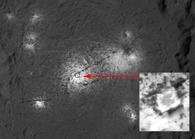 Dawn-Aufnahme der hellen Flecken “Vinalia Faculae” im Innern des Occator-Kraters auf Ceres. Im zentralen Teil ist eine quadratische Struktur zu sehen (siehe Ausschnittsvergrößerung), die nicht nur menschlichen Betrachtern merkwürdig erscheint. Copyright: NASA/JPL-Caltech/UCLA/MPS/DLR/IDA/PSI