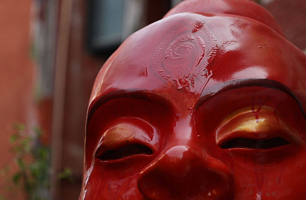 Eine mit heiligen Symbolen verzierte Yeti-Figur der Tourismus-Kampagne „Visit Nepal 2020“. Copyright/Quelle: nepalitimes.com