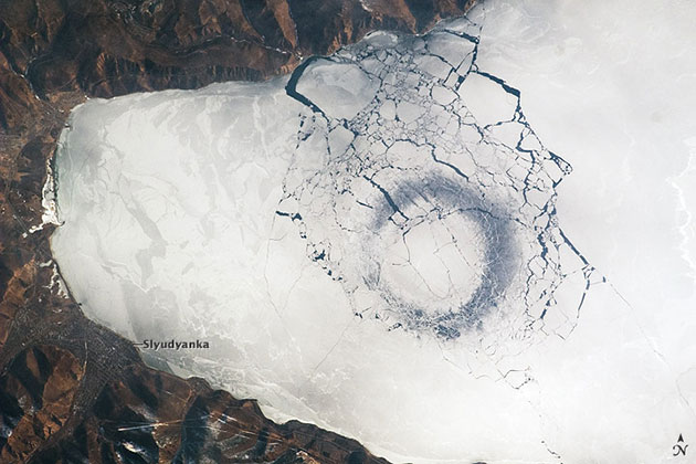 Eisringe im Baikal 2009. Copyright/Quelle: ISS/NASA/MODIS