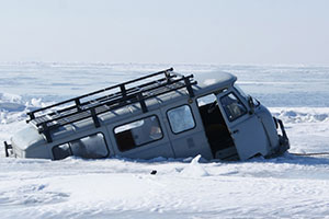 Ein in das ausgedünnte Eis eines Baikal-Eisringes eingebrochener Kleinbus. Copyright/Quelle: Kouraev et al. / earthobservatory.nasa.gov