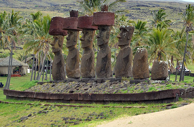 Viele der monumentalen Moai-Statuen stehen auf Ritualplattformen, der  sogenannten Ahu. Copyright: University Communications