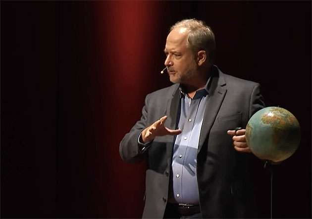 Roger Gilbertson während seines TEDx-Vortrags „The Unusual Earth Orbit Circling Above Our Ancient Past“. Copyright: TEDx