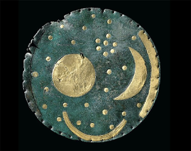 Die Himmelsscheibe von Nebra im heutigen Zustand. Copyright: Landesamt für Denkmalpflege und Archäologie Sachsen-Anhalt, Juraj Lipták