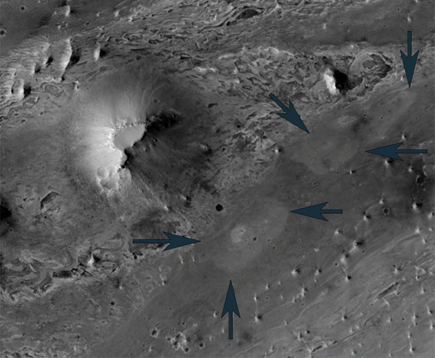 Die beiden hellen ansatzweise Strukturen im Innern des Mars-Kraters Vernal vergleichen Geologen mit den Überresten urzeitlicher heißer Quellen auf der Erde. Copyright/Quelle: Oehler et al. 2020 / NASA