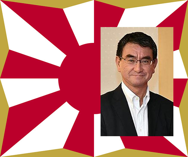 Der amtierenden japanische Verteidigungsminister Taro Kono vor dem Hintergrund der Flagge der japanischen Selbstverteidigungsstreitkräfte. Quelle/Copyright: mofa.go.jp (Collage: grewi.de)