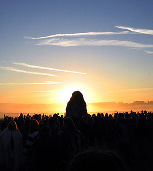Sonnenaufgang zur Sommersonnenwende über dem Heel-Stone. Copyright: Andrew Dunn (via WikimediaCommons) / CC BY-SA 2.0