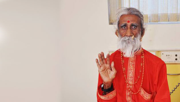 Sadhu Prahlad Jani während der Untersuchungen 2010. Copyright: unbek.