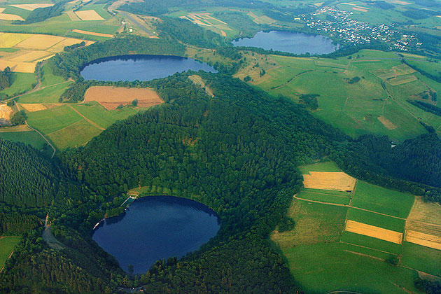 Blick auf drei wassergefüllte Maare in der Eifel (Gemündener Maar, Weinfelder Maar, Schalkenmehrener Maar). Copyright: Martin Schildgen (via Wikimedia Commons) / (CC BY-SA 4.0)