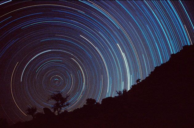 Symbolbild: Strichspuren des südlichen Himmels. Copyright: Sebastian Voltmer, www.apollo-13.eu