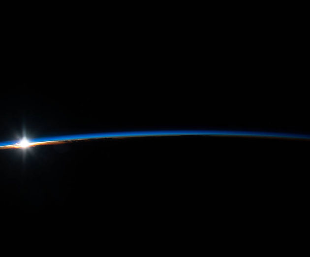 Blick auf die Erdatmosphäre bei Sonnenaufgang. Copyright: NASA