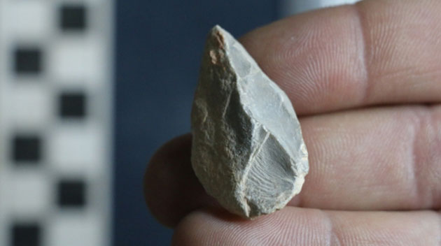 Steinwerkzeugfunde wie dieser belegen die Anwesenheit von Menschen in der Höhle. Copyright: Dr. Ciprian Ardelean