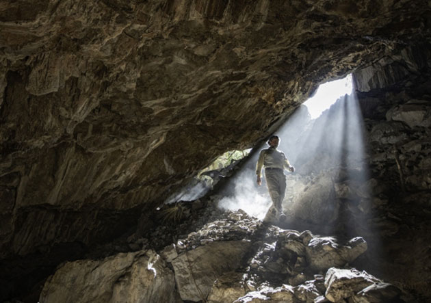 Die Archäologin Dr. Lorena Becerra-Valdivia im Eingang der zentralmexikanischen Chiquihuite-Höhle. Copyright: Devin A. Gandy