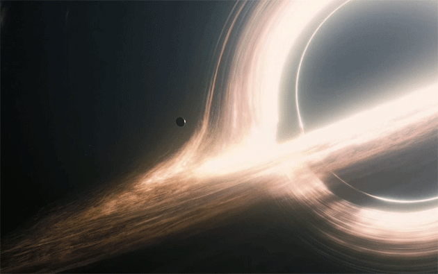 Ein Schwarzes Loch als “kalte Sonne” eines Planeten. (Filmszene aus “Interstellar”.) Copyright: Paramount/Warner Brothers/The Kobal Collection