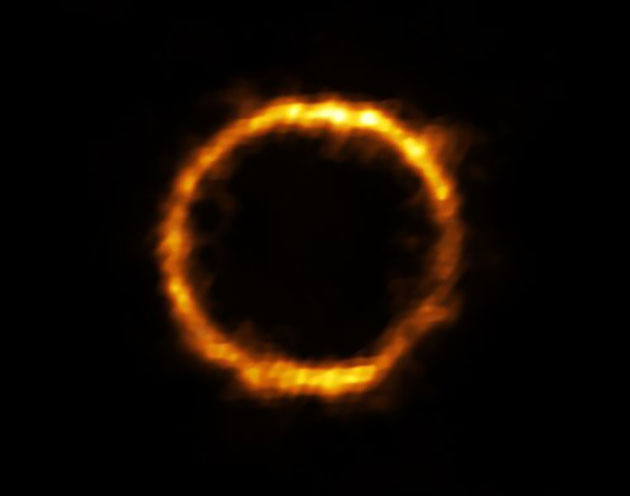 Das Licht der Galaxie, SPT0418-47, wird von einer nahen Galaxie gravitativ verzerrt und erscheint am Himmel als nahezu perfekter Lichtkranz. Copyright: ALMA (ESO/NAOJ/NRAO), Rizzo et al.