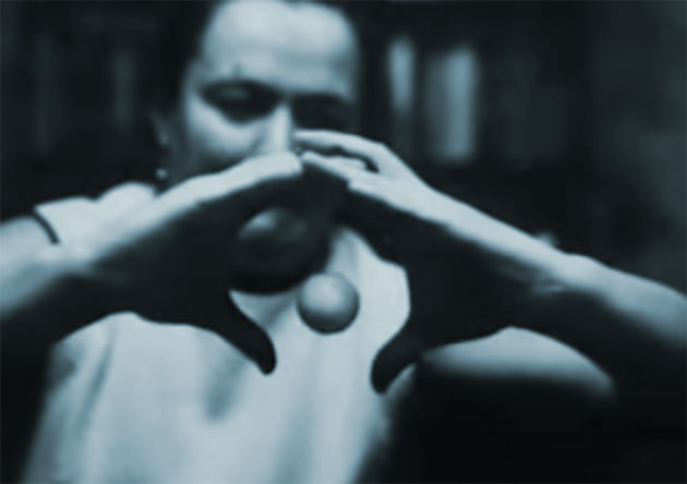 Nina Kulagina läßt eine Kugel offenbar schweben. Quelle: unbek.