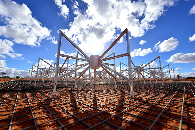 Blick auf einige der spinnenförmigen Antennen der Murchison Widefield Array (MWA) in Western Australia. Copyright: CSIRO