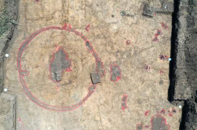 Reste eines mittel-bis spätbronzezeitlichen Grabhügelsim direkten Umfeld des Ringheiligtums Schönebeck.Zu erkennen ist die Bestattungsgrube in der Mitte sowie der kreisförmige Grabenentlang des Hügelfußes. Copyright: Landesamt für Denkmalpflege und Archäologie Sachsen-Anhalt, Tim Grünewald