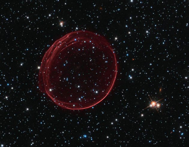 Angetrieben von der Schockwelle der Sternenexplosion, reist der Rest einer Supernova mit rund 11 Millionen Meilen pro Stunde durchs All. Copyright: NASA