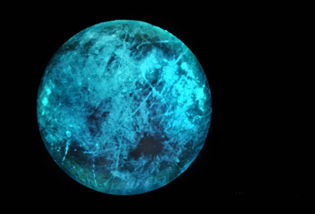 Künstlerische Darstellung des vermuteten, simulierten Leuchtens der Nachtseite des Jupitermondes Europa (Illu.). Copyright: NASA / JPL-Caltech
