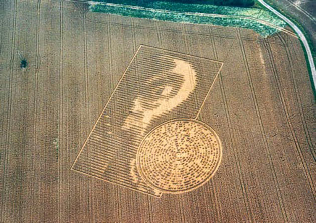 "Alien mit Datenscheibe", Kornkreisbild nahe Crabwood, Hampshire im Sommer 2002. Copyright: Andreas Müller für grenzwissenschaft-aktuell.de