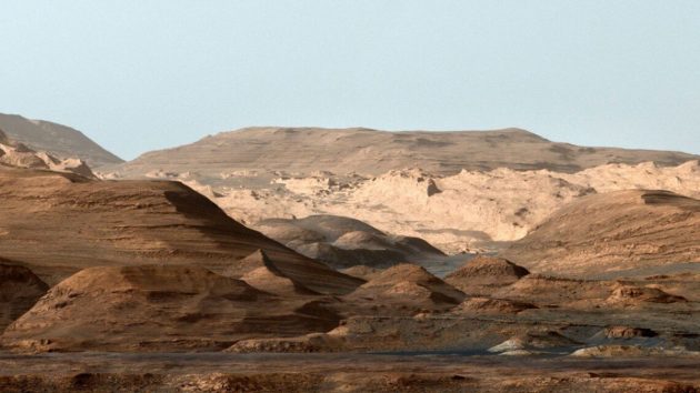 Falschfarben-Kompositaufnahme des Mount Sharp, dem Zentralberg im Innern des Mars-Kraters Gale. Die Originalfarben des Mars wurden an das irdische Himmelsblau angepasst, um die Sedimentschichtung im Vergleich zur Erde zu verdeutlichen. Copyright: NASA/JPL
