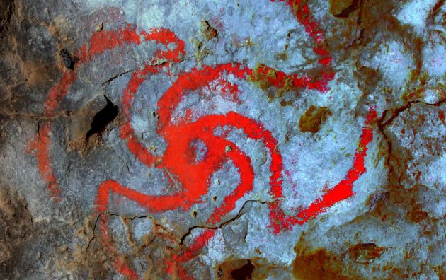 Die farblich hervorgehobene Darstellung an der Decke der „Pinwheel Cave“ in Kalifornien. Copyright/Quelle: Devlin Gandy / University of Central Lancashire