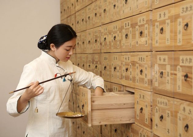 Eine Apothekerin bei der Nutzung und Anwendung von Zutaten nach der traditionellen chinesischen Medizin (TCM). Copyright: University of Queensland