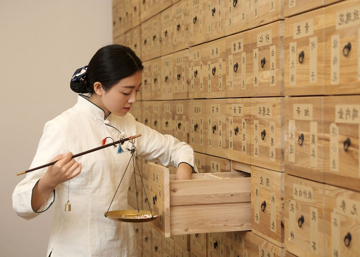 Eine Apothekerin bei der Nutzung und Anwendung von Zutaten nach der traditionellen chinesischen Medizin (TCM). Copyright: University of Queensland