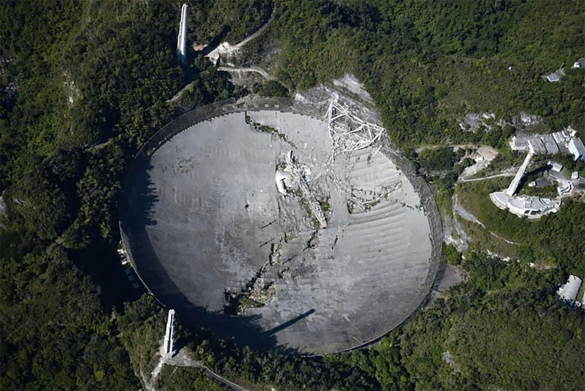 Blick auf das zerstörte Radioteleskop von Arecibo Copyright/Quelle: unbek. Via Twitter