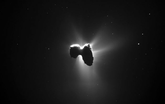 Im Gegensonnenlicht treten die starken Ausgasungen des Kometen 67P/Churyumov-Gerasimenko deutlich zum Vorschein, aufgenommen von der europäischen Sonde „ROSETTA“. Copyright: ESA