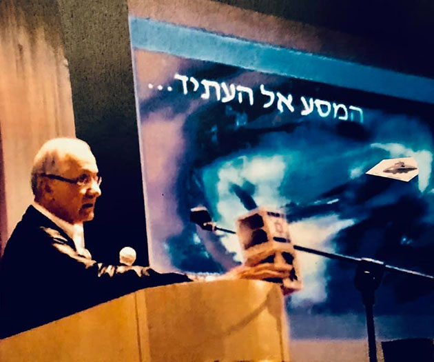 Dr. Eshed auf einem seiner Vorträge 2019 Quelle: Chaim Eshed (via Facebook)